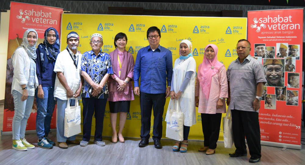 Photo-2-Direksi-Astra-Life-dengan-pemenang-kompetisi-7JamBarengBokap