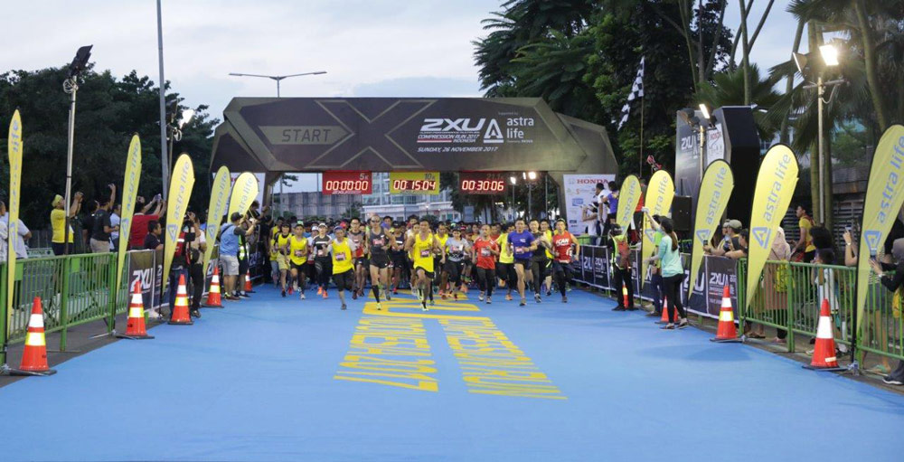 Suasana saat peserta 2XU Compression Run 2017 mulai berlari setelah dibuka flag off oleh PresDir Astra Life Auddie Wiranata