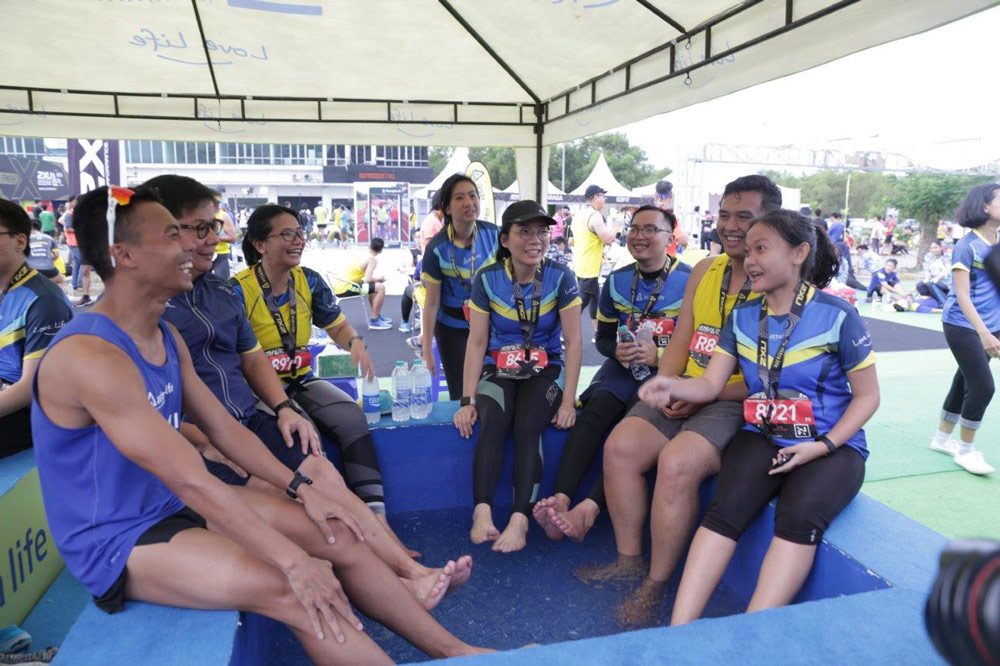 Suasana Ice Giant Pool di Race day 2017, Presdir Astra Life (ke-2 dari kiri) berbincang dengan peserta lomba & Jauhari Johan Atlit 2XU Indonesia (ke-1 dari kiri)