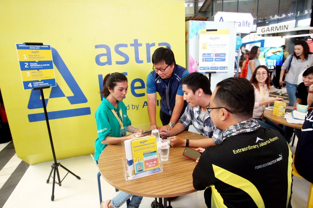 Photo-3---Presdir-Astra-Life-Auddie-Wiranata-berbincang-dengan-pengunjung-booth-Astra-Life-di-2XU-Compression-Run-Race-Expo-2017