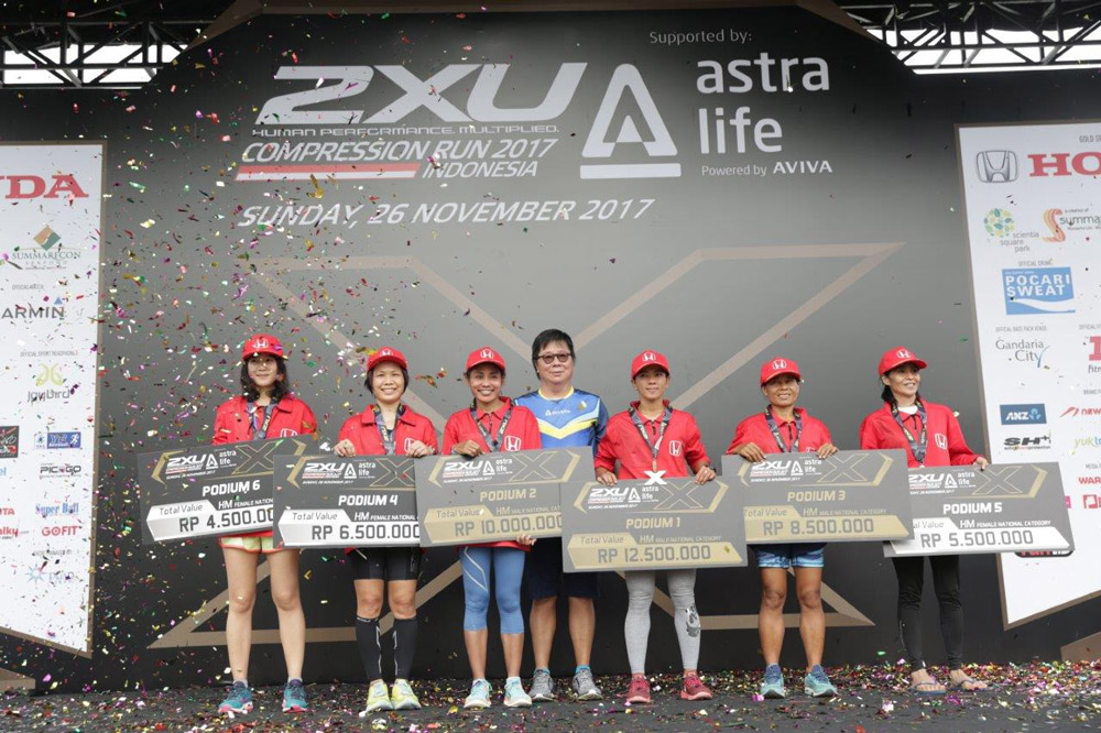 Presdir Astra Life Auddie Wiranata (ke-4 dari kiri) menyerahkan simbolis hadiah pemenang 2XU Compression Run 2017 kategori HM Female