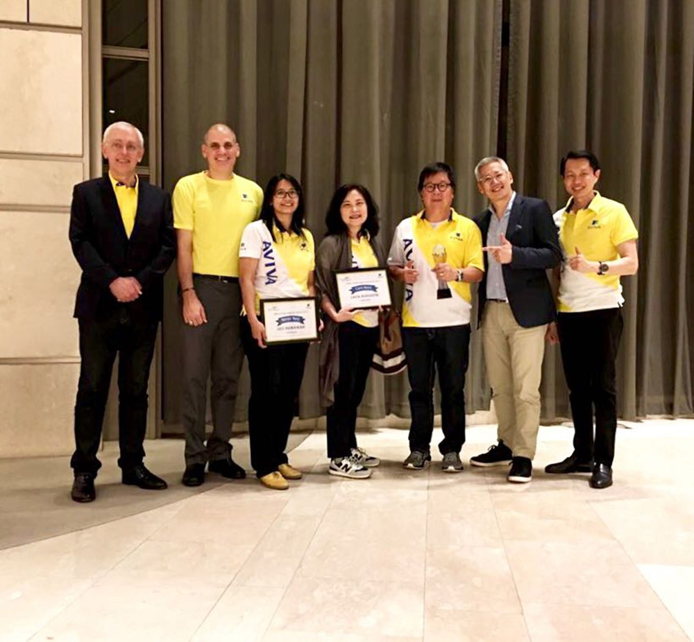 Astra-Life-menerima-Aviva-Digital-First-Award-di-Vietnam-Nov-2017