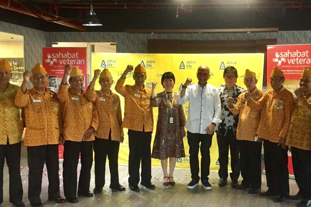 Direksi-Astra-Life-dan-pengurus-yayasan-sahabat-veteran-dan-LVRI-Jaktim-di-penyerahan-donasi-MBB-2017
