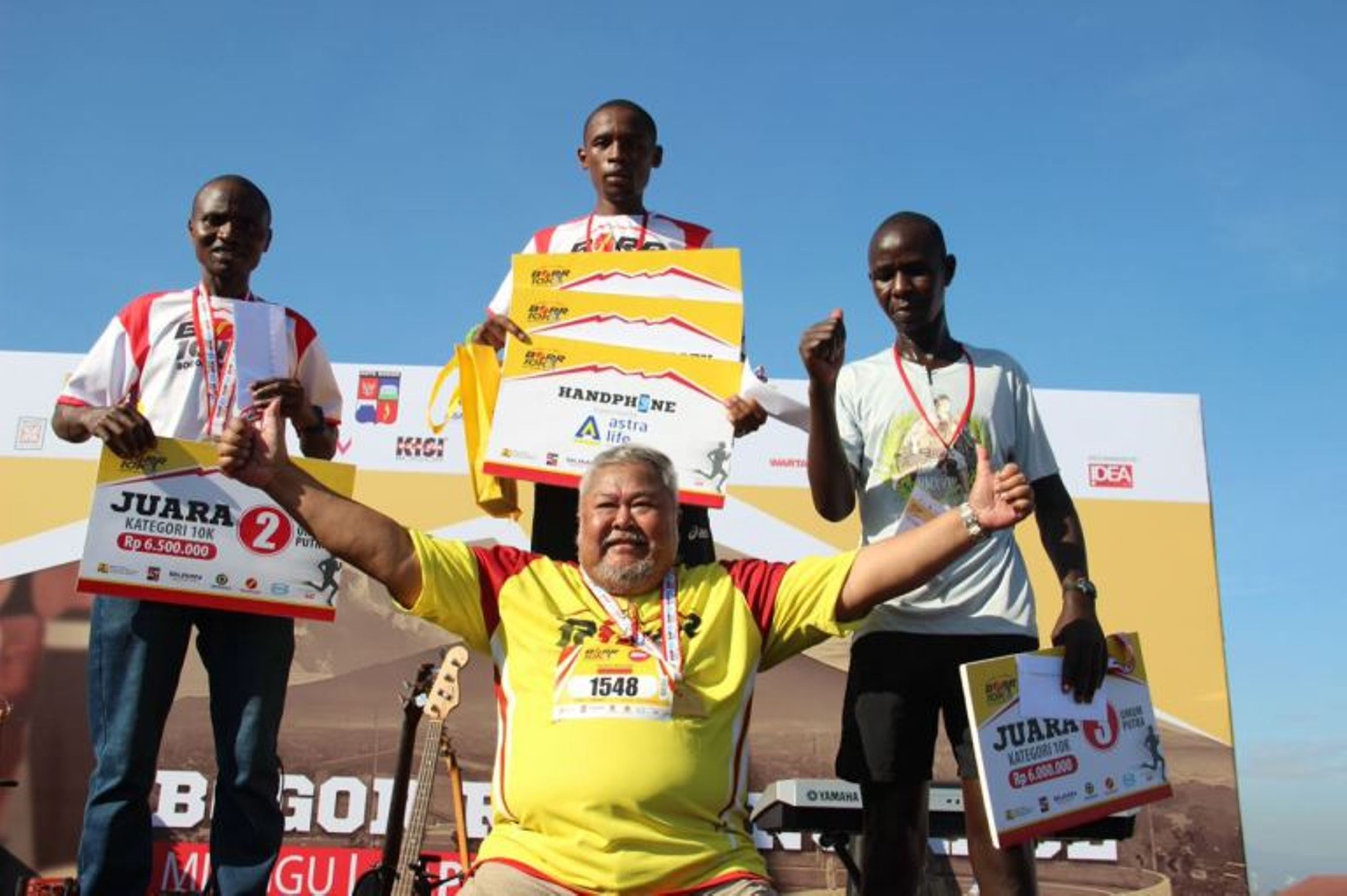 Photo-3-DoorPrize-Winner-yang-naik-ke-podium-memenangkan-Handphone-dari-Astra-Life-di-acara-BORR-1-April-2018