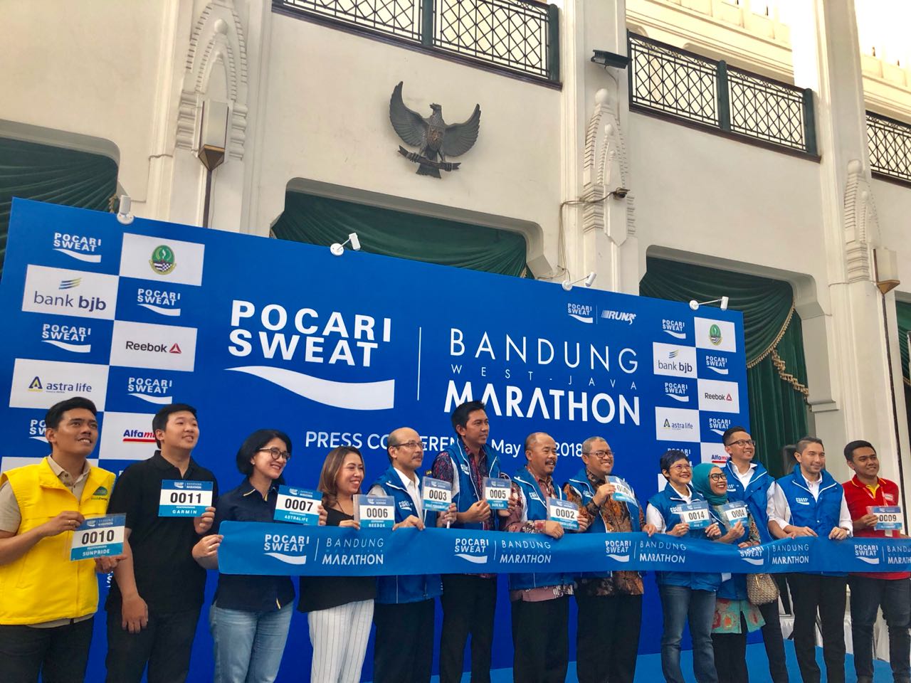 Photo-1-Seluruh-pendukung-acara-Pocari-Run-2018-berfoto-bersama-Gubernur-Jabar-saat-acara-PresCon-di-Gedung-Sate